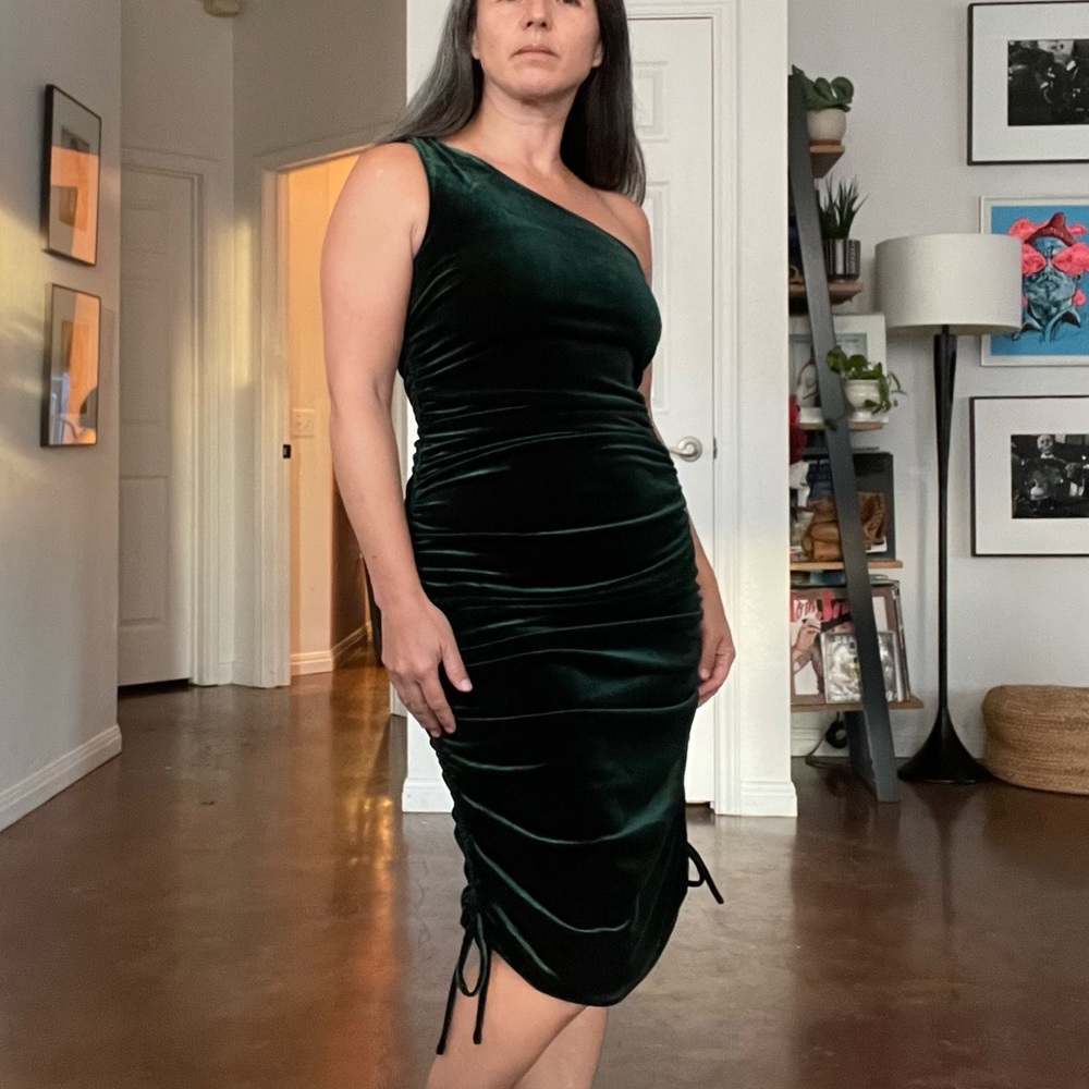 NWT Perfect for a Holiday Party! Luxe Emerald Velvet Ruched Sides One Shoulder. - Picture 1 of 13